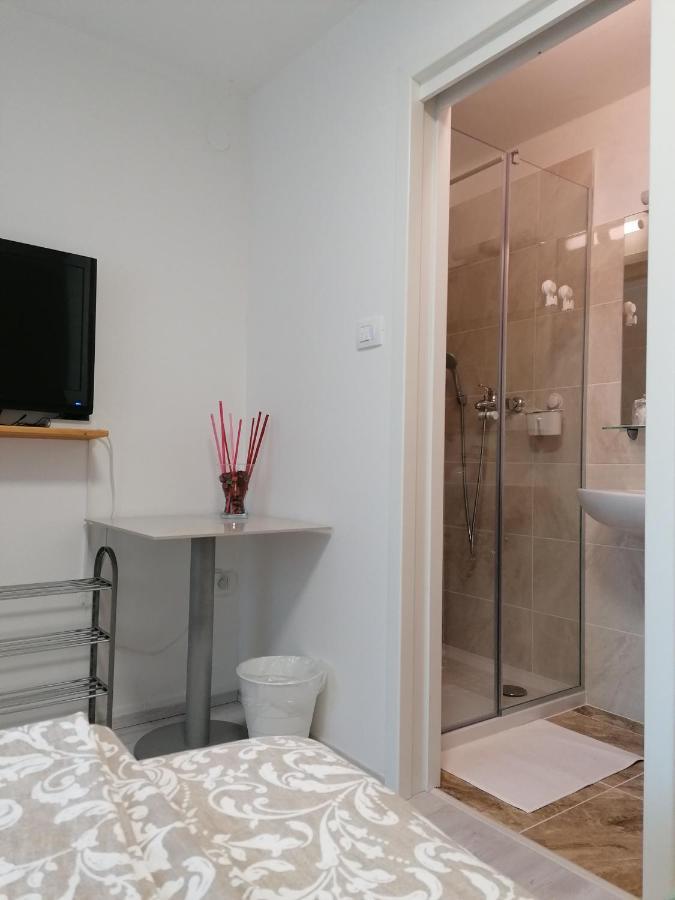 Domacija Mirko Bed & Breakfast Miren Exterior photo
