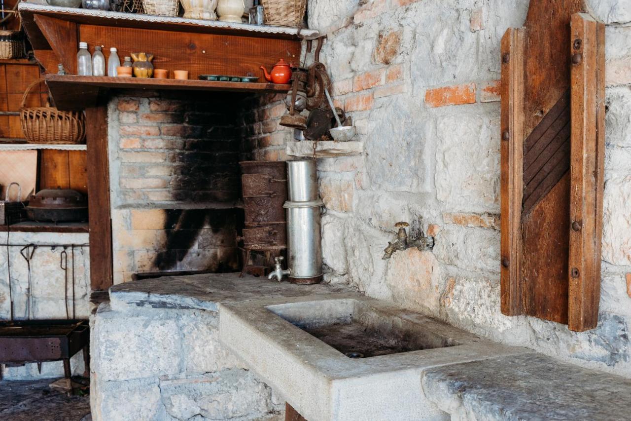 Domacija Mirko Bed & Breakfast Miren Exterior photo